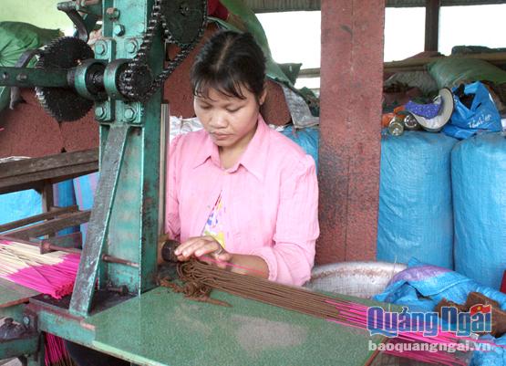Sản xuất nhang đã góp phần tạo việc làm, tăng thu nhập cho hội viên, phụ nữ thị trấn Trà Xuân (Trà Bồng). Ảnh: T.Phương