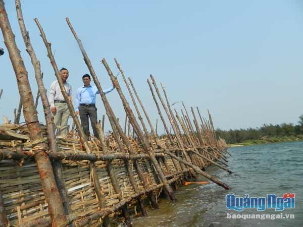 Đập đất ngăn mặn qua sông Trà Bồng