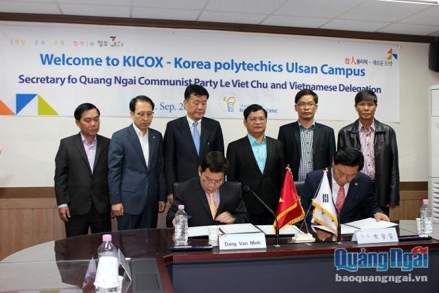 Lãnh đạo tỉnh Quảng Ngãi và lãnh đạo Trường cao đẳng kỹ nghệ Hàn Quốc-Chi nhánh Ulsan ký kết hợp tác đào tạo lao động kỹ thuật.JPG