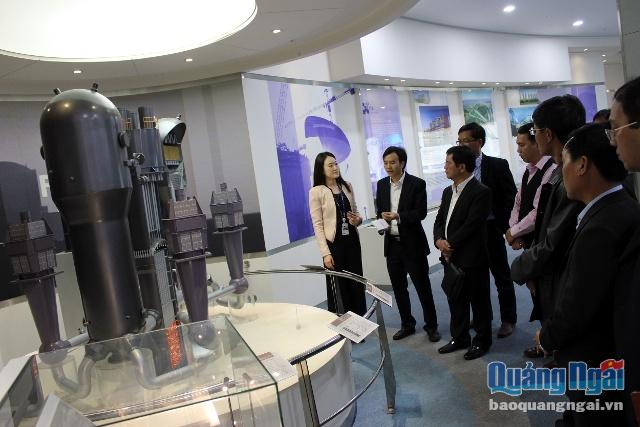 Thăm mô hình sản xuất thiết bị nhà máy hạt nhân của Tập đoàn Doosan Hàn Quốc.