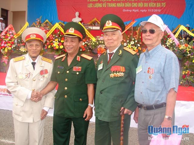 Trung tướng Nguyễn Đôn (thứ 2 phải sang) cùng với các đại biểu dự kỷ niệm lễ đón Anh hùng LLVTND của Đội Du kích Ba Tơ – 2010