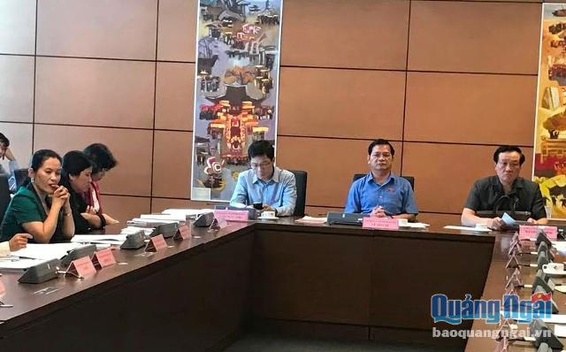 Đoàn đại biểu Quốc hội tỉnh Quảng Ngãi tham gia thảo luận ở tổ vào chiều ngày 21/10
