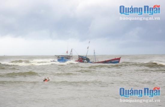 Ảnh minh họa. Hai tàu cá của ngư dân Nghĩa An bị mắc cạn và sóng đánh gây hư hỏng nặng trong tháng 9.2016.