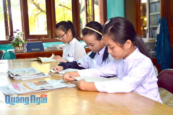 Học sinh Trường THPT số 2 Tư Nghĩa đọc sách, báo trên thư viện vào giờ giải lao.