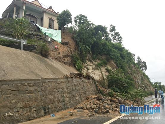 Ngôi nhà ông Lê Văn Lệ bị sạt lở nghiêm trọng xuống Quốc lộ 1A.