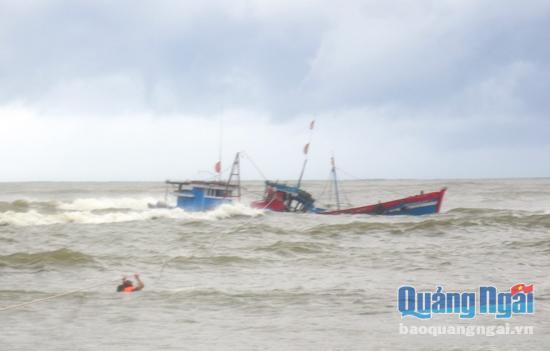 Thống kê thiệt hại ban đầu do mưa lũ, Quảng Ngãi có 2 tàu cá bị chìm