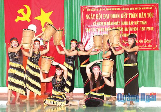 Văn nghệ chào mừng ngày hội Đại đoàn kết toàn dân tộc ở thôn Diên Sơn, xã Long Sơn (huyện MInh Long)