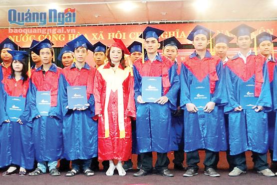 Sinh viên Phân hiệu Trường ĐH Công nghiệp TP. Hồ Chí Minh tại Quảng Ngãi nhận bằng tại lễ tốt nghiệp.