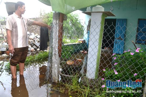 Dù trận mưa lớn đã ngưng được 2 ngày, nhưng nhà của ông Võ Văn Học vẫn trong tình trạng ngập nước.