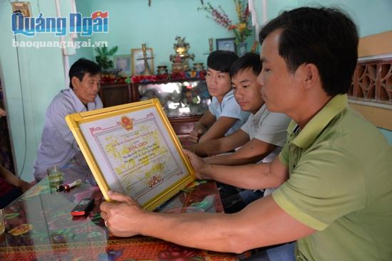 Bằng khen của Chủ tịch UBND tỉnh Quảng Trị trao cho các ngư dân tàu cá QNg 91143 vì hành động cứu hộ tàu vận tải Cửa Tùng 01