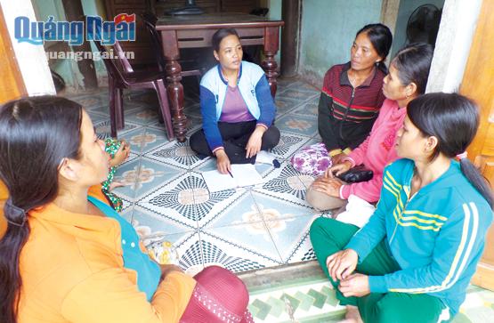 Chị Hồ Thị Trang (ngồi giữa) thường xuyên tổ chức các buổi nói chuyện với chị em trong xã về hướng phát triển kinh tế gia đình.          Ảnh: T.HẰNG
