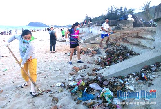 Các thành viên nhóm “Chung sức Sa Huỳnh” tham gia dọn dẹp rác tại bãi biển Sa Huỳnh.