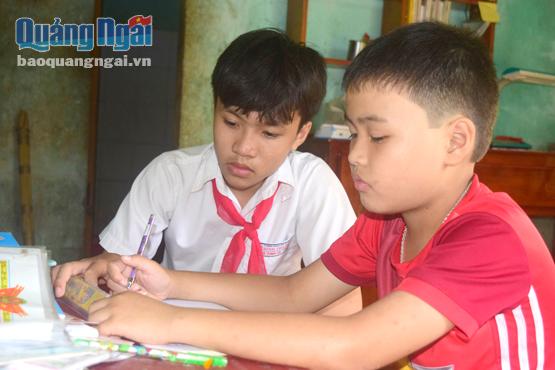 Nhờ sự hỗ trợ của Quỹ Bảo trợ trẻ em Việt Nam mà anh em Hải được chăm sóc tại gia đình và tiếp tục đến trường.    