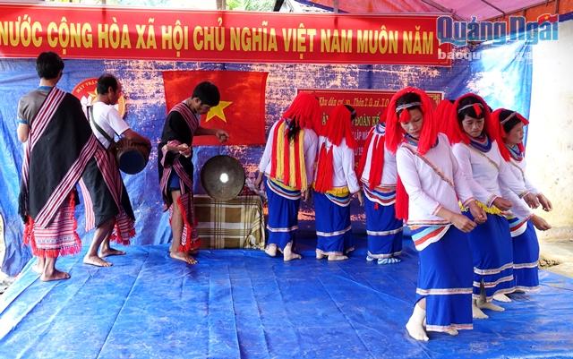 Tiết mục biễu diễn đánh cồng chiêng, múa Cà đáo truyền thống của người đồng bào dân tộc Kor ở ngày hội