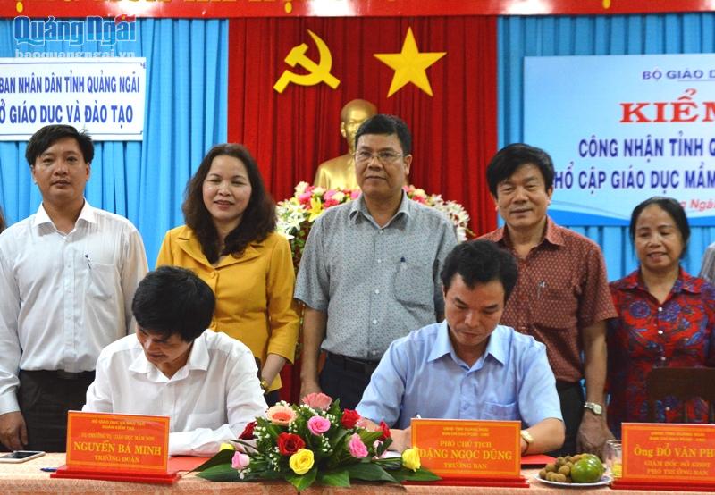 Vụ trưởng Nguyễn Bá Minh ký biên bản công nhận Quảng Ngãi đạt chuẩn PCGDMNCTE5T.