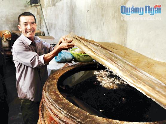Ông Nguyễn Văn Châu là một trong những người còn giữ lại số lượng thùng muối cá nhiều nhất ở làng nghề nước mắm Đức Lợi. Hiện, ông Châu sở hữu hơn 20 thùng muối cá lớn nhỏ.