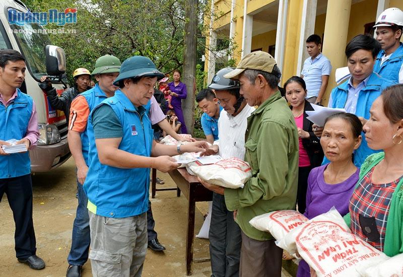 CBCNV Công ty BSR trao quà cho người dân Quảng Bình