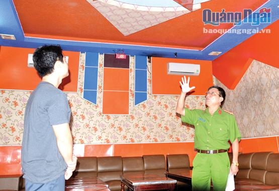 Đại tá Dương Hồng Sơn - Phó Giám đốc Cảnh sát PCCC tỉnh (bên phải) kiểm tra Công tác PCCC tại cơ sở karaoke Tuấn Thịnh.