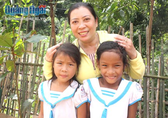 Cô giáo Nguyễn Thị Kim Anh bên các em học sinh thân yêu.