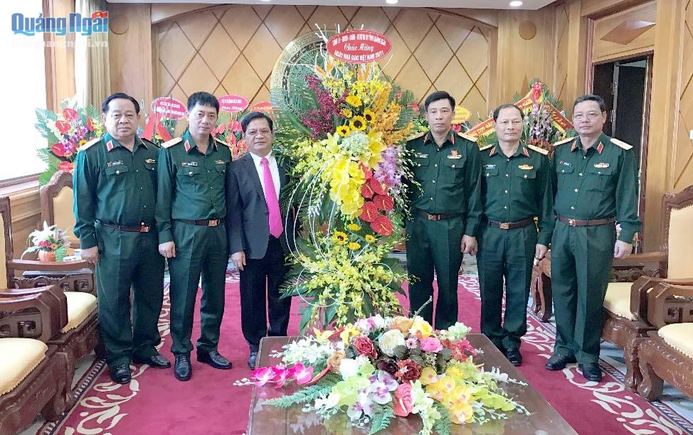 Bí thư Tỉnh ủy Quảng Ngãi Lê Viết Chữ tặng hoa chúc mừng cán bộ, giảng viên Học viện Quốc phòng