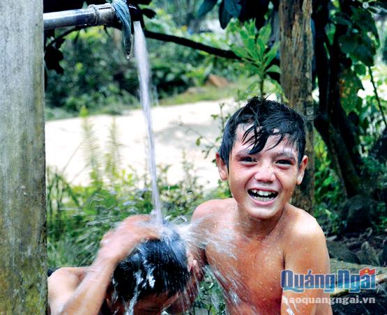 Trẻ em vùng cao Trà Bồng thỏa thuê dùng nước sạch