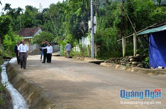 Tuyến đường nối thôn Bắc- thôn Tây ở xã Trà Sơn, huyện Trà Bồng được hoàn thành nhờ vào có sự vào cuộc kịp thời của tổ công tác phụ trách xã, địa bàn