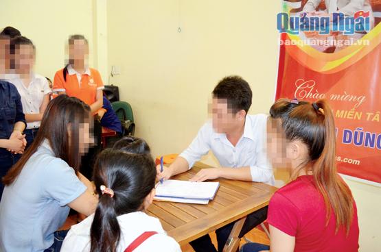 Nhiều sinh viên tham gia hoạt động mua bán hàng đa cấp tại Công ty TNHH TM-DV Phước Thành Phú.