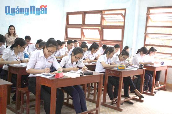 Giáo viên Trường THPT chuyên Lê Khiết tăng cường giúp học sinh kỹ năng sử dụng máy tính cầm tay.