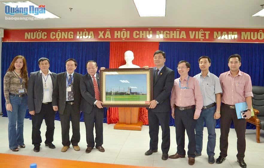 Lãnh đạo BSR tặng tranh lưu niệm về Nhà máy lọc dầu Dung Quất cho đoàn Hiệp hội năng lượng