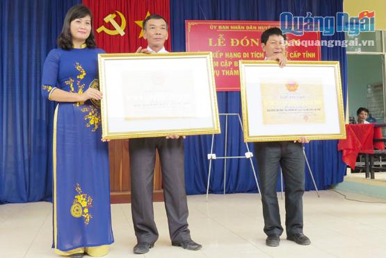 Đại diện Sở VH-TT&DL trao hai bằng xếp hạng di tích lịch sử cấp tỉnh cho lãnh đạo xã Phổ An.