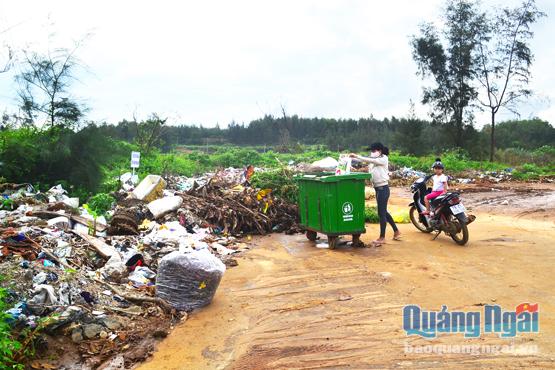 Bãi tập kết rác của hai thôn Thanh Thủy và Phước Thiện, xã Bình Hải (Bình Sơn) luôn trong tình trạng quá tải.