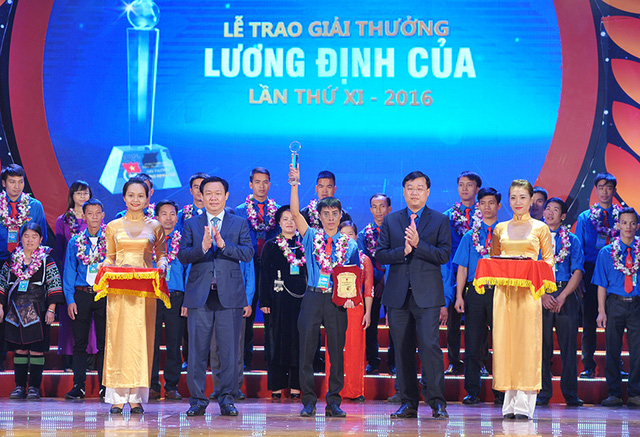 Phó Thủ tướng Vương Đình Huệ (thứ 2 từ trái sang) trao bằng khen của Thủ tướng Chính phủ cho các tấm gương thanh niên tiêu biểu