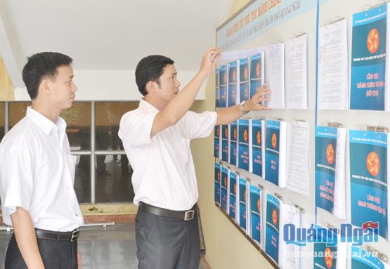 Đoàn công tác của Sở Tư pháp kiểm tra hoạt động tiếp nhận, giải quyết TTHC tại UBND TP.Quảng Ngãi.