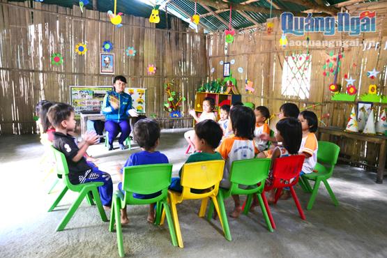 Giáo viên và học sinh Trường Mẫu giáo Trà Thanh gặp khó khăn, khi phải dạy và học trong các phòng học tạm bợ.