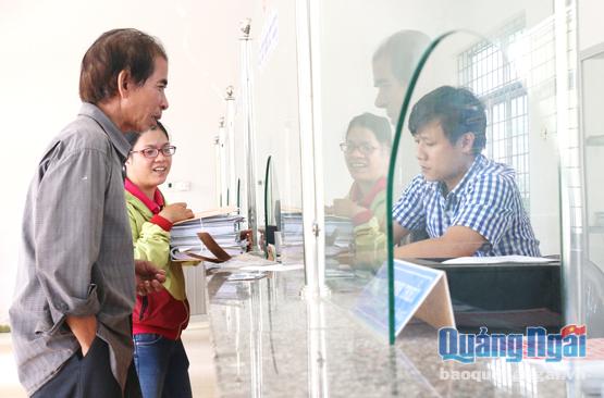 Ông Đinh Văn Bon, thôn Hạ Bắc, Sơn Hạ (Sơn Hà) đến bộ phận một cửa của UBND huyện Sơn Hà làm thủ tục đăng ký kinh doanh.