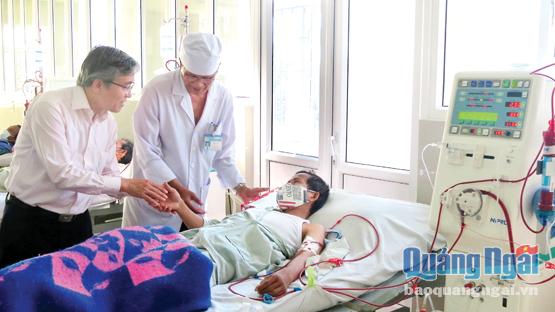 Chủ tịch Uỷ ban MTTQ VN tỉnh Lê Quang Thích thăm bệnh nhân chạy thận tại Bệnh viện Đa khoa tỉnh.                              ẢNH: KN