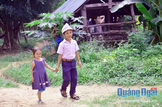 Huyền có 2 người em, các em cô đều phát triển bình thường. Em trai út của Huyền, Đinh Văn Phong là học sinh lớp 2 nhưng đã cao lớn hơn chị rất nhiều.
