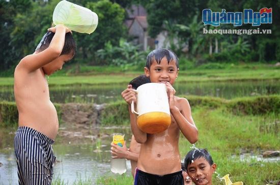 Trẻ em ở Sơn Hà vui tắm ngày mưa.