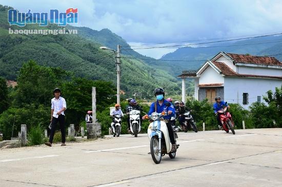 Tình trạng học sinh đi xe gắn máy đến trường diễn biến phức tạp ở huyện Sơn Tây.