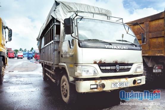 Xe tải BKS 76C-065.92 vi phạm về tải trọng, tài xế bỏ trốn hiện đang được tạm giữ tại Bến xe Quảng Ngãi để xử lý.  