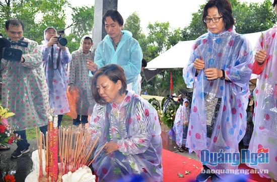 Các thành viện thuộc tổ chức hòa bình của Hàn Quốc của đến dự và dâng hương tưởng niệm 430 thường dân vô tội