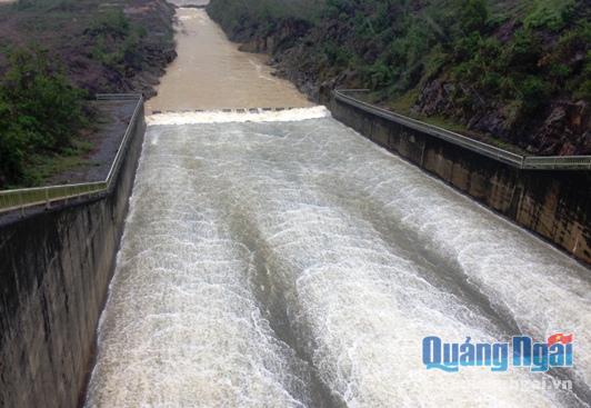 Hồ Núi Ngang vẫn đang xả lũ điều tiết khiến sông Trà Câu ở trên mức báo động 3