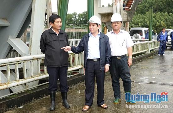 Phó Chủ tịch UBND tỉnh Đặng Văn Minh kiểm tra thực tế tình hình xả lũ điều tiết ở hồ Núi Ngang