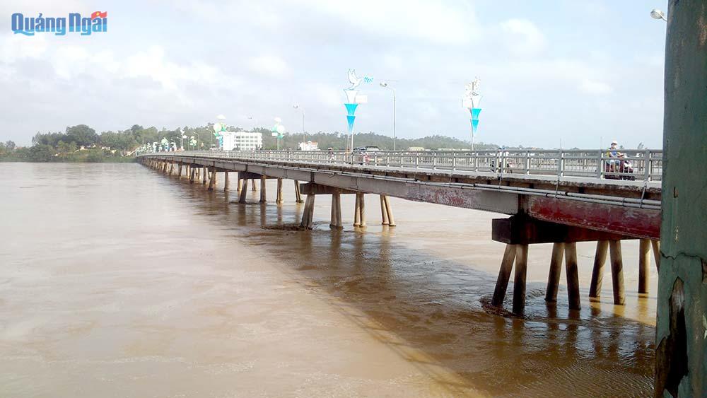 Sáng 3.12, nước lũ ở các sông tại Quảng Ngãi tiếp tục lên (ảnh chụp tại cầu Trà khúc 