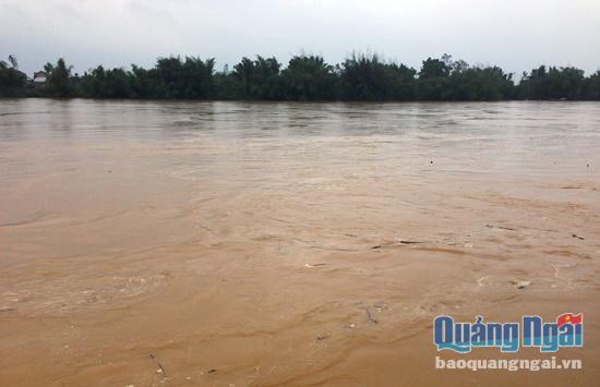 Nước sông Vệ đang trên mức BĐ3, đã tràn vào nhiều khu dân cư ven sông