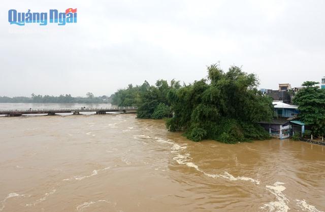 Mực nước sông Vệ đang còn mức cao khiến nhiều hộ dân lo lắng