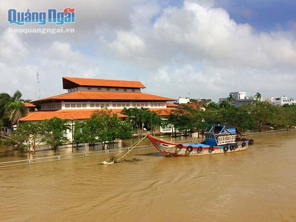 Nước sông Trà Bồng đã tràn qua bờ kè và gây ngập cục bộ tại xã Bình Dương, huyện Bình Sơn. 