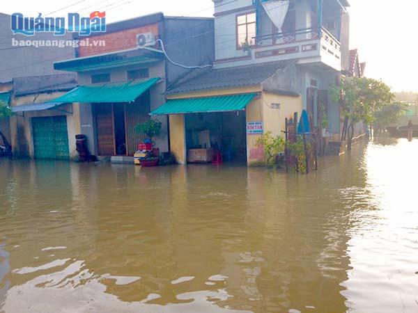 Nước sông tràn sâu vào các thôn, xóm khiến nhiều ngôi nhà ở thôn Đông Yên bị ngập gần 1/3.