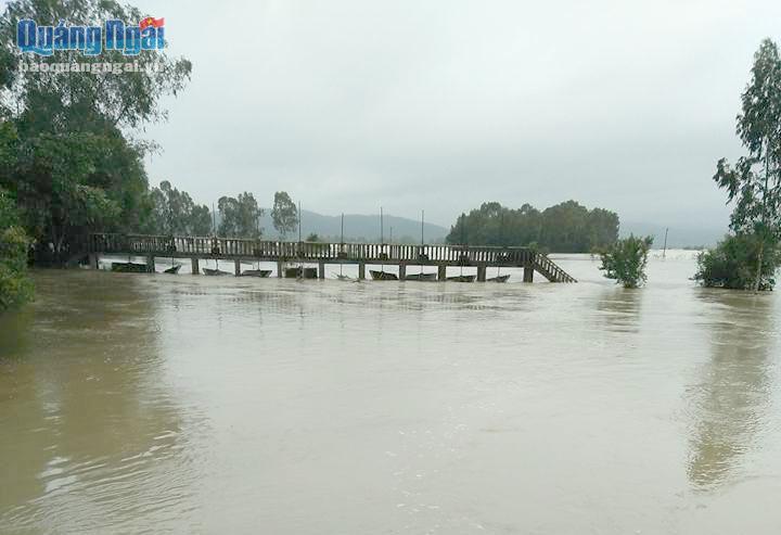 Đập Chùa trên sông Trường, đoạn ngang qua thôn Trung Lý, hiện đang bị ngập do nước sông dâng cao. Ảnh: CHÁNH THÂN