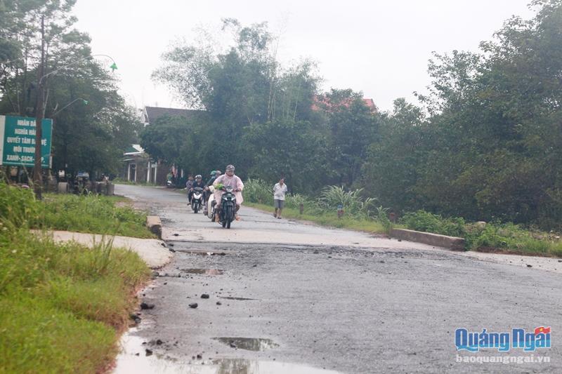 Tỉnh lộ 624 qua xã Hành Thuận bị chia cắt, đỉnh lũ cao hơn 1m.